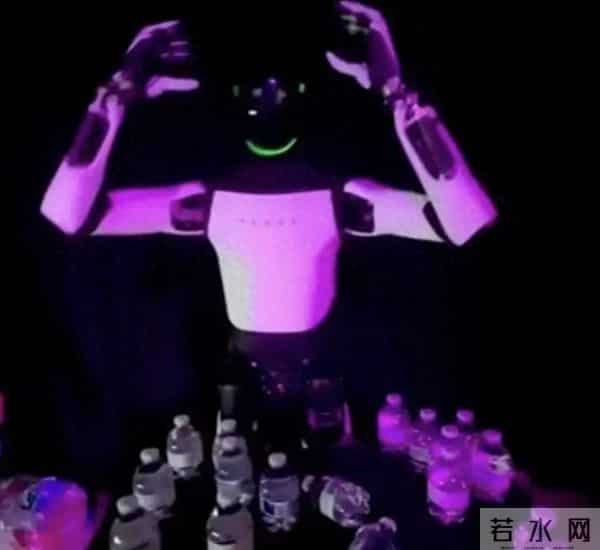 特斯拉机器人摔倒前做出“摘头显”动作被疑受远程操控，马斯克曾称其由AI驱动、非遥控