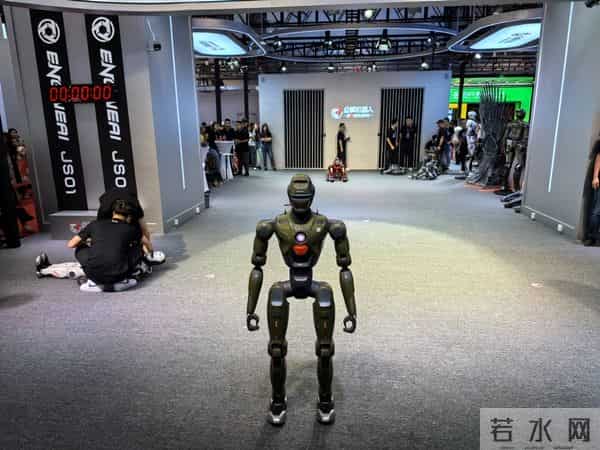 马斯克晒Optimus小跑！全网集体高潮：14万买个铁疙瘩能干啥？