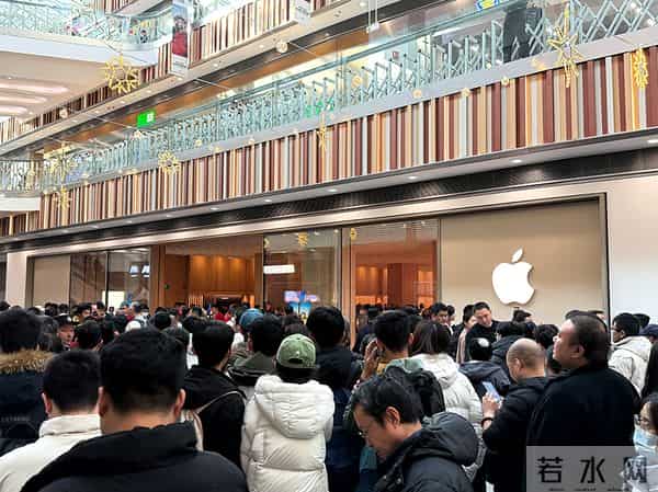 北京荟聚中心的 Apple Store 开业了,人山人海中,去感受苹果带来的新细节