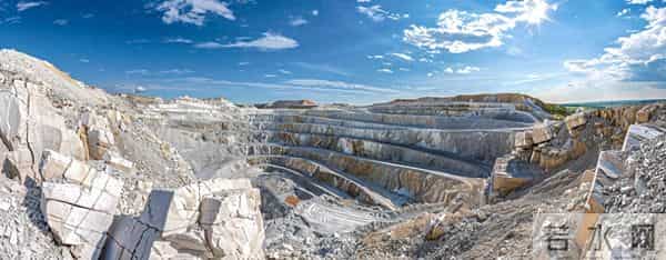 中国在世界最高矿井（海拔5600米）上试验无人驾驶卡车