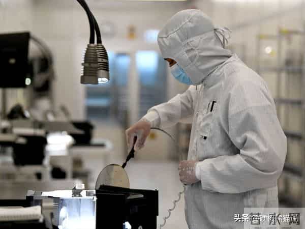 荷兰大臣承认，中方直接叫停芯片出口，重创荷兰夺安世计划