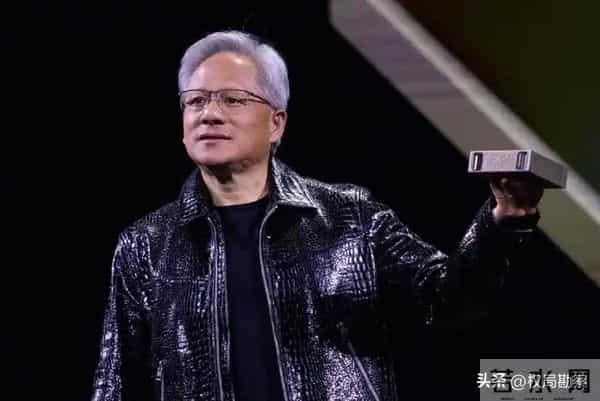 黄仁勋硬刚美国！绝不卖给中国劣质芯片，只因中国手握王牌