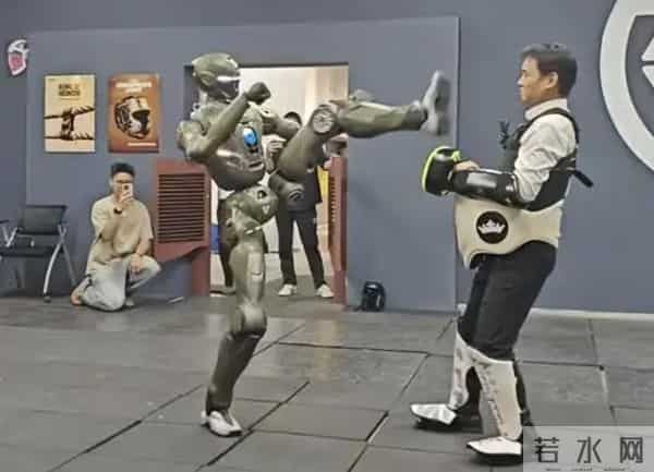 传苹果 CEO 库克曝出健康出问题；美推出 DNA 数据存储，寿命超千年；「动物城 2」票房破 30 亿，年度前三