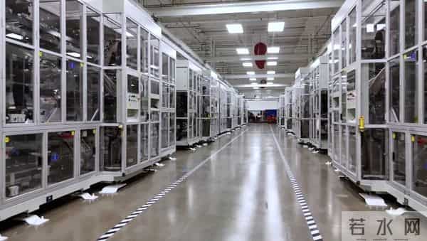 马斯克晒Optimus小跑！全网集体高潮：14万买个铁疙瘩能干啥？