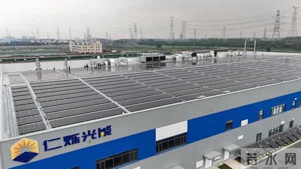 突破关键瓶颈！2025年中国太阳能电池技术狂飙，连破三大世界纪录