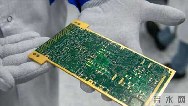 破大防！荷兰大臣承认：没想到中方真的敢叫停芯片出口，措手不及