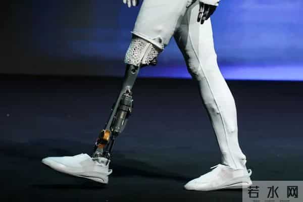 马斯克晒Optimus小跑！全网集体高潮：14万买个铁疙瘩能干啥？