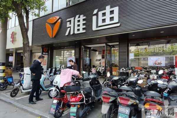 雅迪道歉第二天，反手甩出“真香”新车？宝妈：这回能买了？