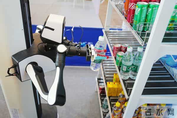 2025大湾区科学论坛广州科创新品亮相,人形机器人、机器狗、喷气飞行器等成焦点