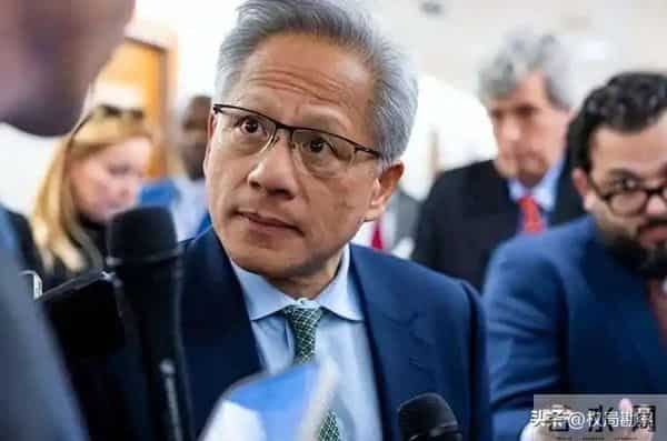 黄仁勋硬刚美国！绝不卖给中国劣质芯片，只因中国手握王牌