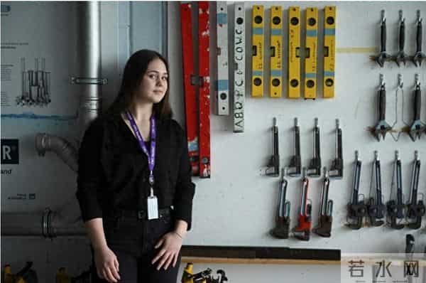 AI逼疯00后，18岁少女放弃大学修马桶，Hinton又说对了