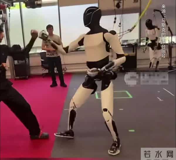 特斯拉人形机器人演示时翻车，摔倒前突然做出慌忙“摘头显”动作，疑似模仿远程操作员，马斯克曾回应其由AI驱动、非遥控