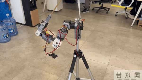 靠一台电脑和3D打印机，80后男子在杭州车库手搓机器人