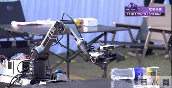 机器人集体到香港户外极限挑战，狗比人强