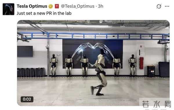 特斯拉人形机器人演示时翻车，摔倒前突然做出慌忙“摘头显”动作，疑似模仿远程操作员，马斯克曾回应其由AI驱动、非遥控