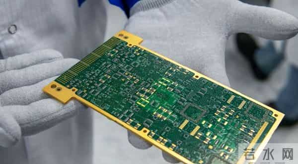 荷兰大臣承认破防！没想到中方真敢断供70%汽车芯片，措手不及