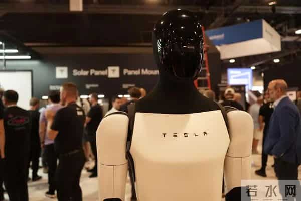 刚演示过丝滑跑步，特斯拉机器人莫名倒地，姿势怪异