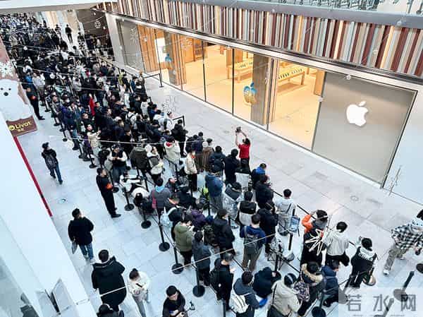 北京荟聚中心的 Apple Store 开业了,人山人海中,去感受苹果带来的新细节