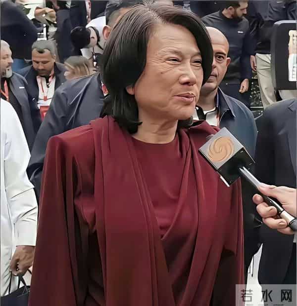 71岁董明珠素颜照片疯传，格力改招牌绑定个人，谁来接班难解谜。