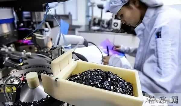 不怕中国!日本发现深海6000米稀土矿脉,高市手下叫嚣超中国20倍