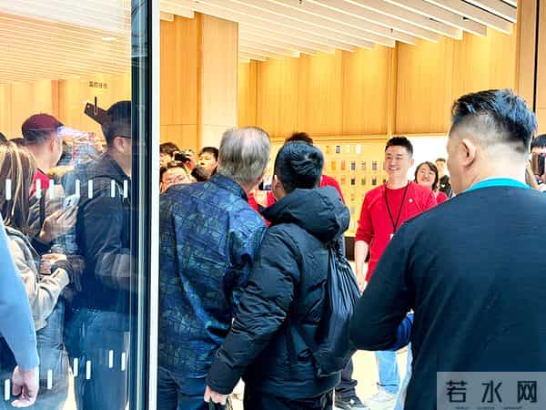 北京荟聚中心的 Apple Store 开业了,人山人海中,去感受苹果带来的新细节