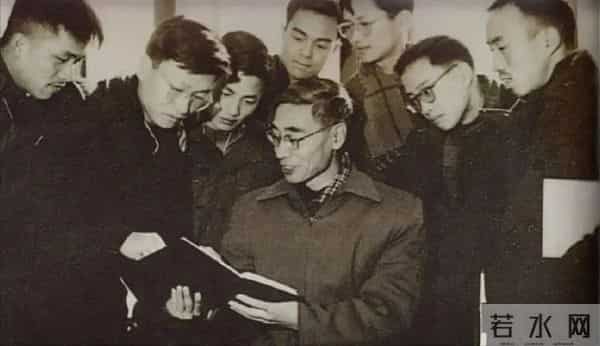 飞机坠毁，被“锁”在美国7年的绝密人物陨落！他的死惊撼世人