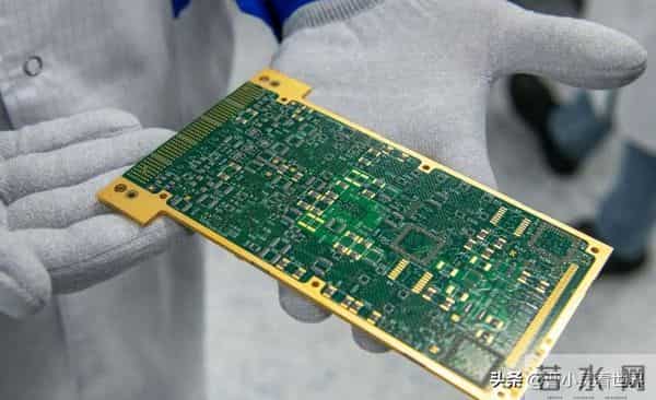 荷兰大臣承认破防：没想到中方真敢断供70%汽车芯片，措手不及