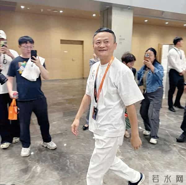 61岁马云在深圳出席外贸峰会，他步伐稳健，像40岁的中年男子