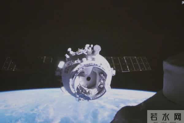 神舟二十一号首次出舱成功，碎片防护装置安装完成，下次将修飞船