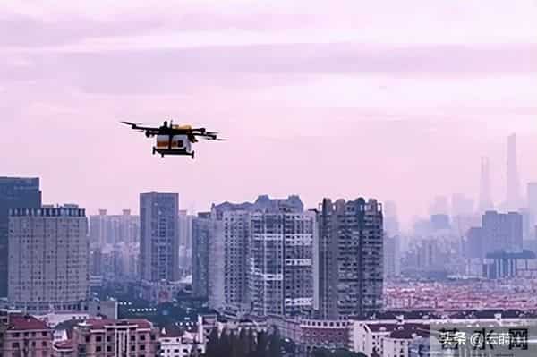 演员李子雄乘机后吐槽“黑飞”，无人机飞到8000米，毛孔都炸开了