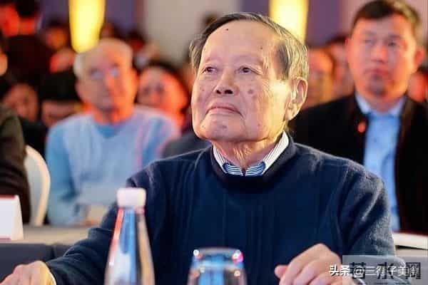 杨振宁清华追悼会上，遗孀翁帆哽咽发声，对丈夫的特殊称呼显真情