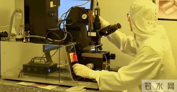 “咬死”ASML,禁止维修光刻机只是开始,轮到中国工程师头疼了!