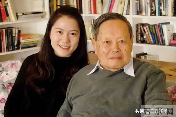 杨振宁清华追悼会上，遗孀翁帆哽咽发声，对丈夫的特殊称呼显真情