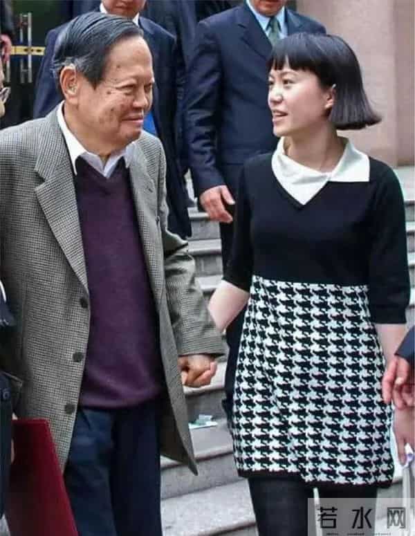 翁帆首次发声追忆杨振宁，数次哽咽，泣不成声，继子杨光诺没说错