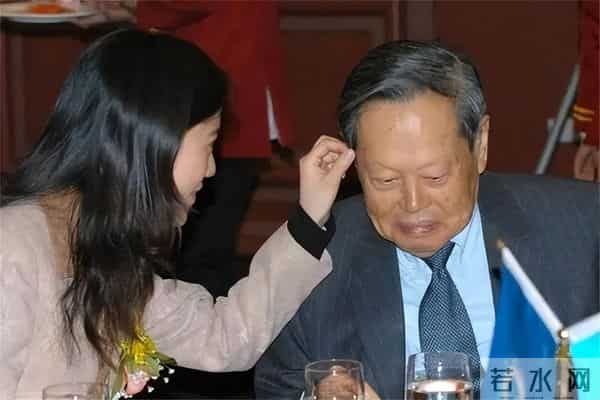 杨振宁去世不到两个月，翁帆发声回忆丈夫，仅凭一个举动口碑暴增