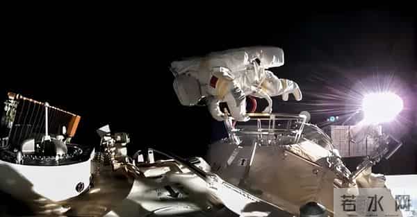 被美国骗了？航天员出舱巡检神舟二十号飞船：画面还原太空原貌