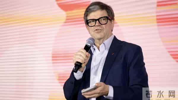 不装了，偷师国产 AI 模型，Meta 加班裁员两手抓，救命稻草「牛油果」还闭源了