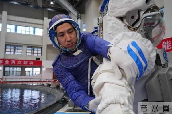 神舟21号乘组首次！2人先后出舱8小时，干了哪两件大事？