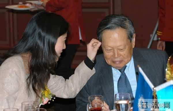 翁帆在追思会首次发声，红着眼追忆与杨振宁的过往。