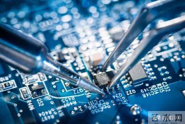 美国突然松口了，对华解禁H200芯片，是慷慨送礼还是另有所图？