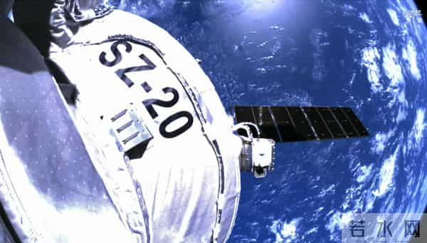 被美国给骗了？航天员出舱巡检神舟二十号飞船：画面还原太空原貌