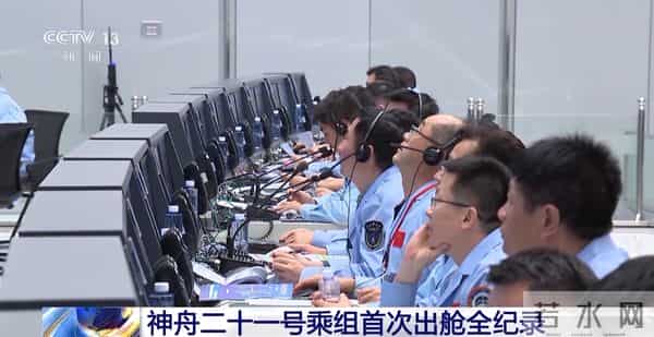 被美国骗了？航天员出舱巡检神舟二十号飞船：画面还原太空原貌