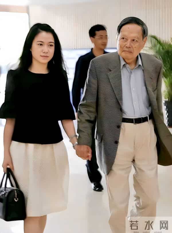 翁帆公开悼念杨振宁，暴露对他的特别称呼，字字暗藏深意