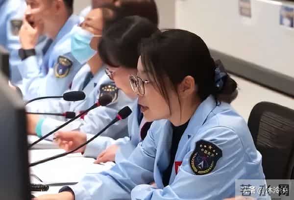 神21乘组圆满完成第一次出舱