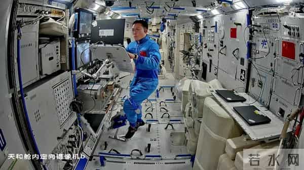 被美国给骗了？航天员出舱巡检神舟二十号飞船：画面还原太空原貌