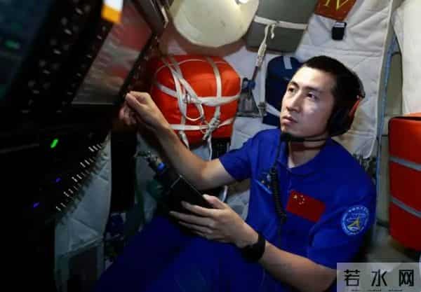 神舟21号乘组首次！2人先后出舱8小时，干了哪两件大事？