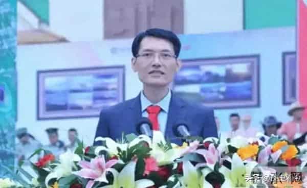 李磊曾经也是青年才俊，从北大转入国防科大博士，家庭背景深厚