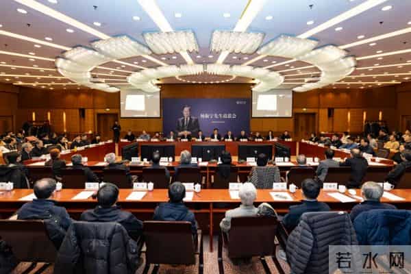 翁帆首次发声追忆杨振宁，含泪发言几度哽咽：杨先生喜欢走路，直到100岁还坚持在客厅走两三圈，爱好编辑小视频