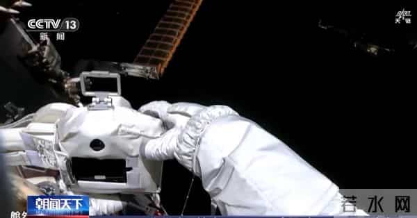神舟21号乘组首次！2人先后出舱8小时，干了哪两件大事？