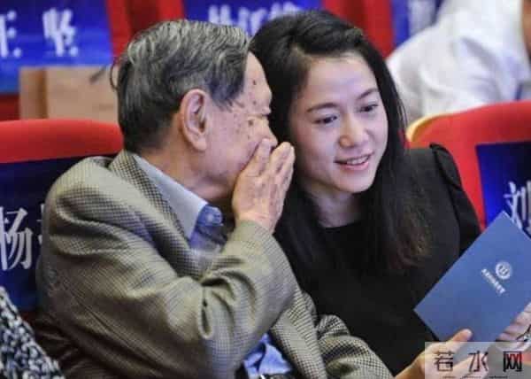 杨振宁去世不到两个月，翁帆发声回忆丈夫，仅凭一个举动口碑暴增